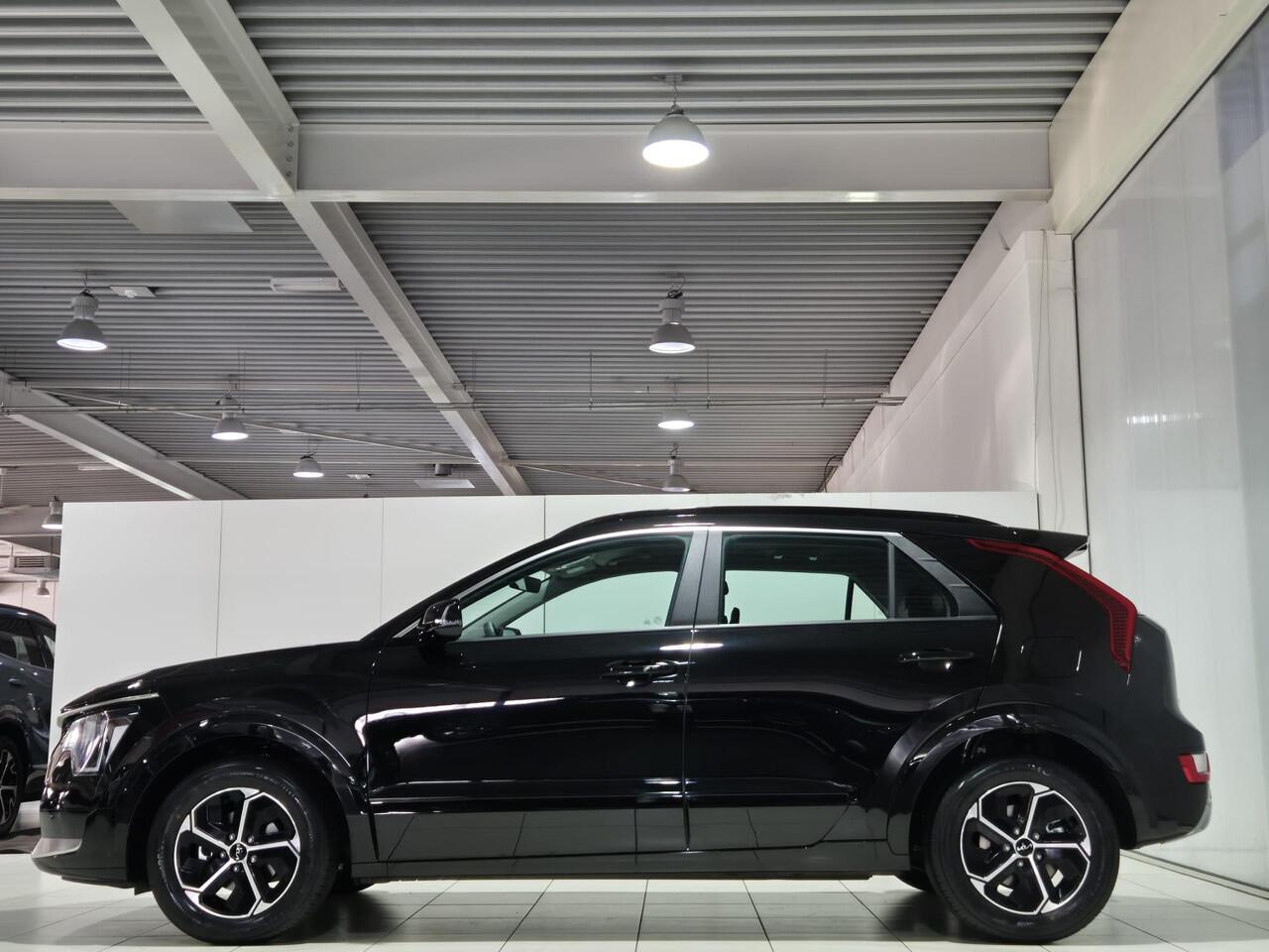 KIA Niro 1.6 GDi Hybrid DynamicLine , Uitvoorraad Leverbaar, snel rijden, 3.500,= euro korting. Leverbaar in zwart en donker grijs.