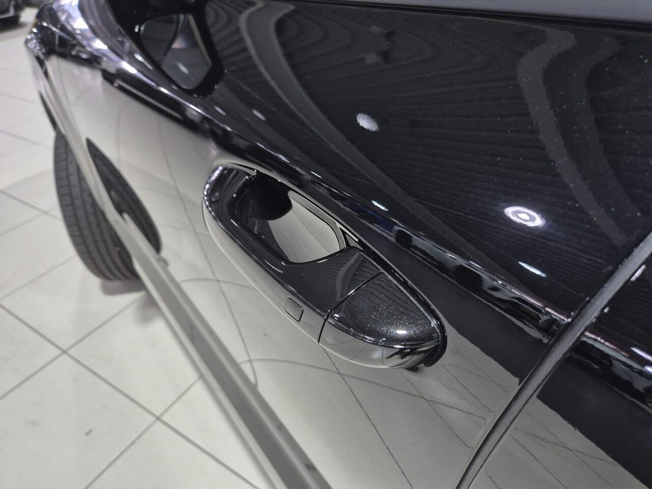 KIA Niro 1.6 GDi Hybrid DynamicLine , Uitvoorraad Leverbaar, snel rijden, 3.500,= euro korting. Leverbaar in zwart en donker grijs.