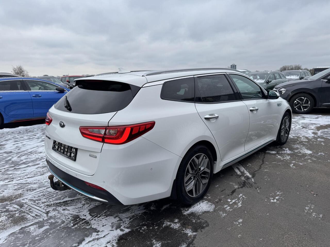 KIA OPTIMA Sportswagon 2.0 GDI PHEV ExecutiveLine Schuif/kanteldak, Trekhaak, Stoelkoeling + Stoelverwarming, Stuurwiel verwarmd, 360° Camera, Navigatie, Lederen bekleding, Seat memory Herman/Kardon