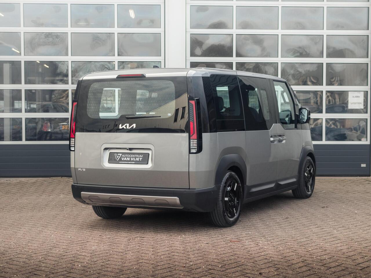 KIA PV5 Passenger Elite 71.2 kWh | Clima | Camera | Adapt. Cruise | BSM | Navi | PDC V&A | Stoel&Stuur Verwarming | Twee schuifdeuren | Priv. glass | 5-Zits