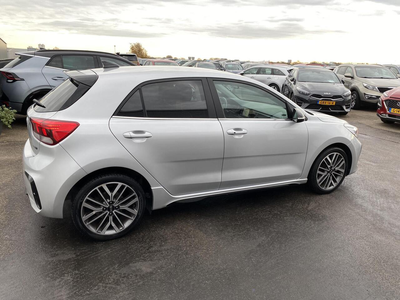 KIA RIO 1.0 TGDI GT-Line Nieuw geleverd, Dealeronderhouden, 1e eign. Stoel- & Stuurwiel verwarmd, LMV, Privacy glass, Smart Key, Achteruitrijcamera, Parkeersensoren achterzijde, BTW-auto