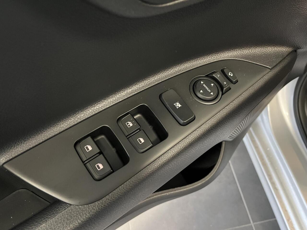 KIA RIO 1.0 T-GDi MHEV DynamicPlusLine | Slechts 4.299km gereden! | Mét trekhaak | Apple Carplay/Android Auto | Adaptive cruise control | Keyless | Achteruitrij camera | Parkeersensoren achter | Full map navigatie |