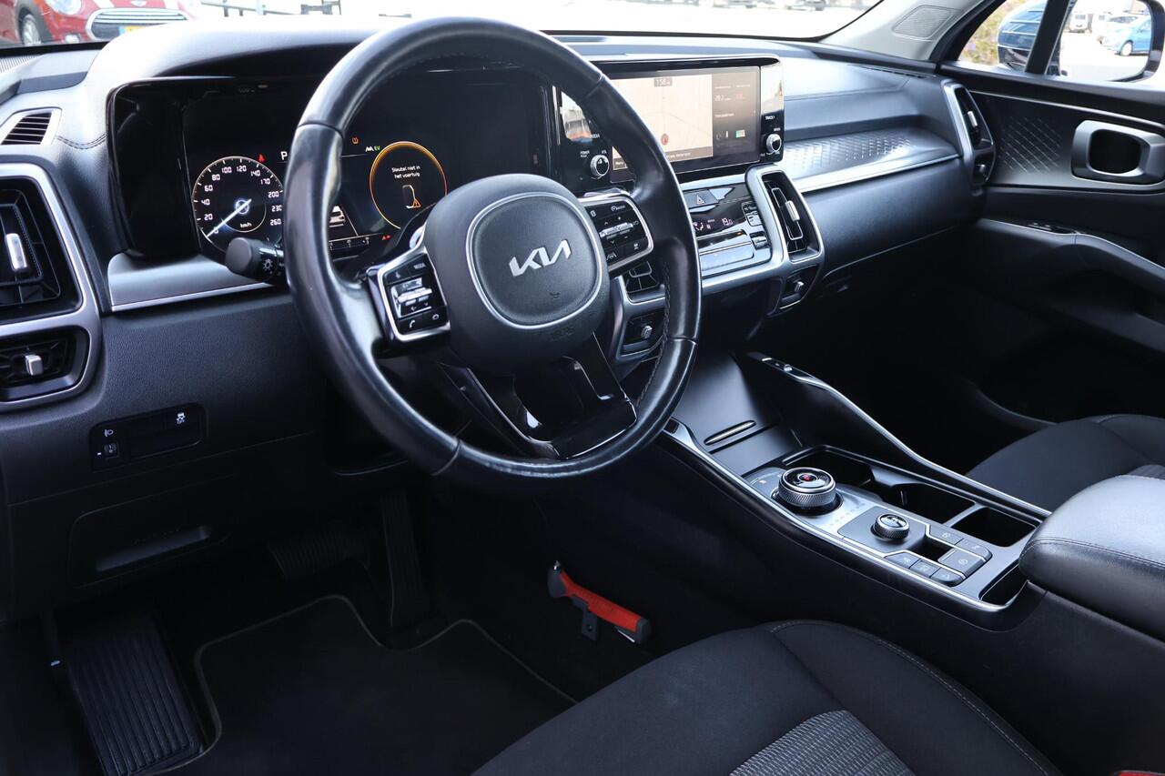 KIA SORENTO 1.6 Hybrid 2WD DynamicLine 7p. | 2e Eigenaar | NL-Auto | Volledig Onderh. | BTW | Stoel/Stuur Verwarming | Elek Stoel | Climate | Ad Cruise | Camera | Full Led | PDC | Carplay