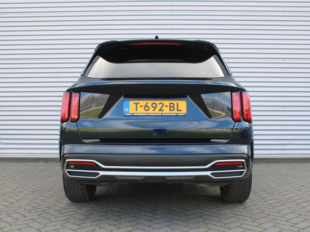 KIA SORENTO 1.6 T-GDI Plug-in Hybrid 4WD DynamicPlusLine 7p. | Panoramadak | 19" LM all weather | Navi | Cruise | Camera | Bose | Stoel/stuur verwarming | PDC |