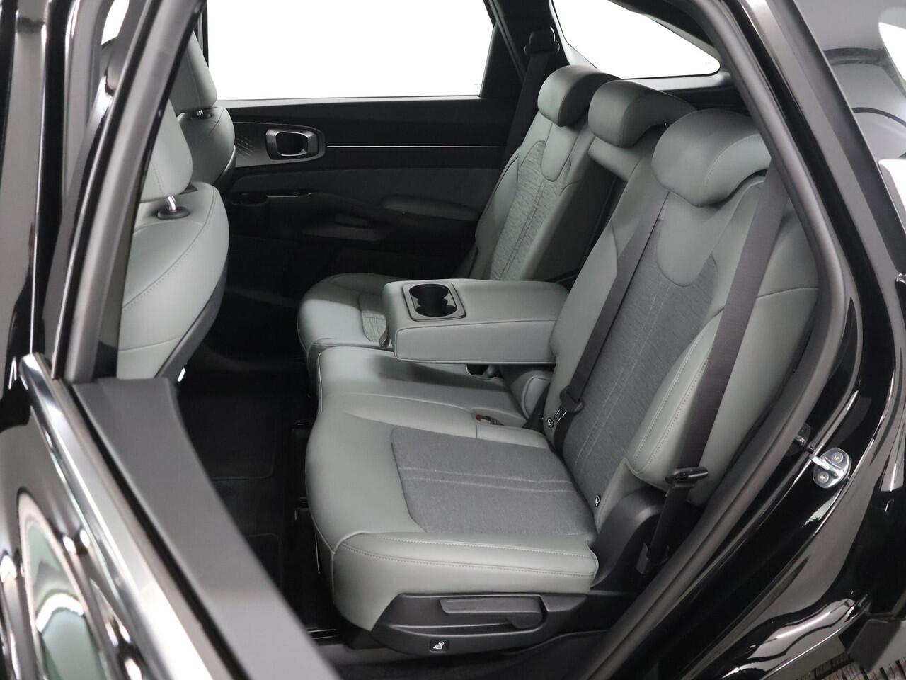 KIA SORENTO 1.6 T-GDi Plug-in Hybrid 4WD DynamicLine | 7-Pers | Stoelverwarming | Adaptieve cruise control | Dodehoekassistentie | Parkeersensoren, voor- en achterzijde |