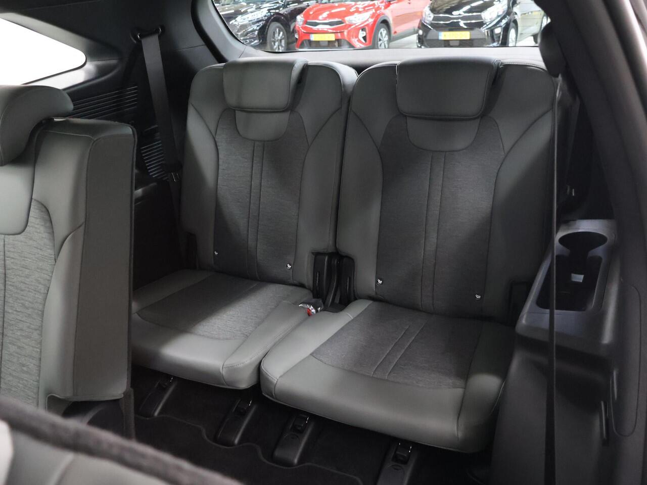 KIA SORENTO 1.6 T-GDi Plug-in Hybrid 4WD DynamicLine | 7-Pers | Stoelverwarming | Adaptieve cruise control | Dodehoekassistentie | Parkeersensoren, voor- en achterzijde |