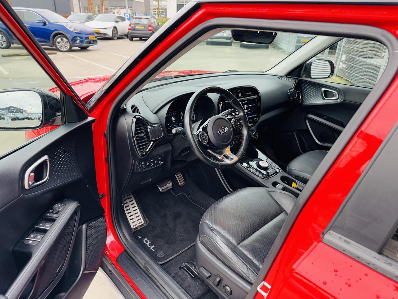 KIA SOUL e-Soul ExecutiveLine 64 kWh Sunroof | Full options | Draaghaak tbv Fietsendrager | 1-Fase > max 7.2 kw laden bij laadpaal