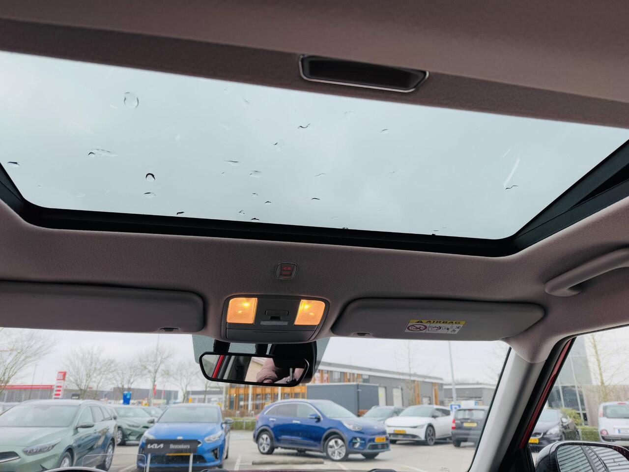KIA SOUL e-Soul ExecutiveLine 64 kWh Sunroof | Full options | Draaghaak tbv Fietsendrager | 1-Fase > max 7.2 kw laden bij laadpaal