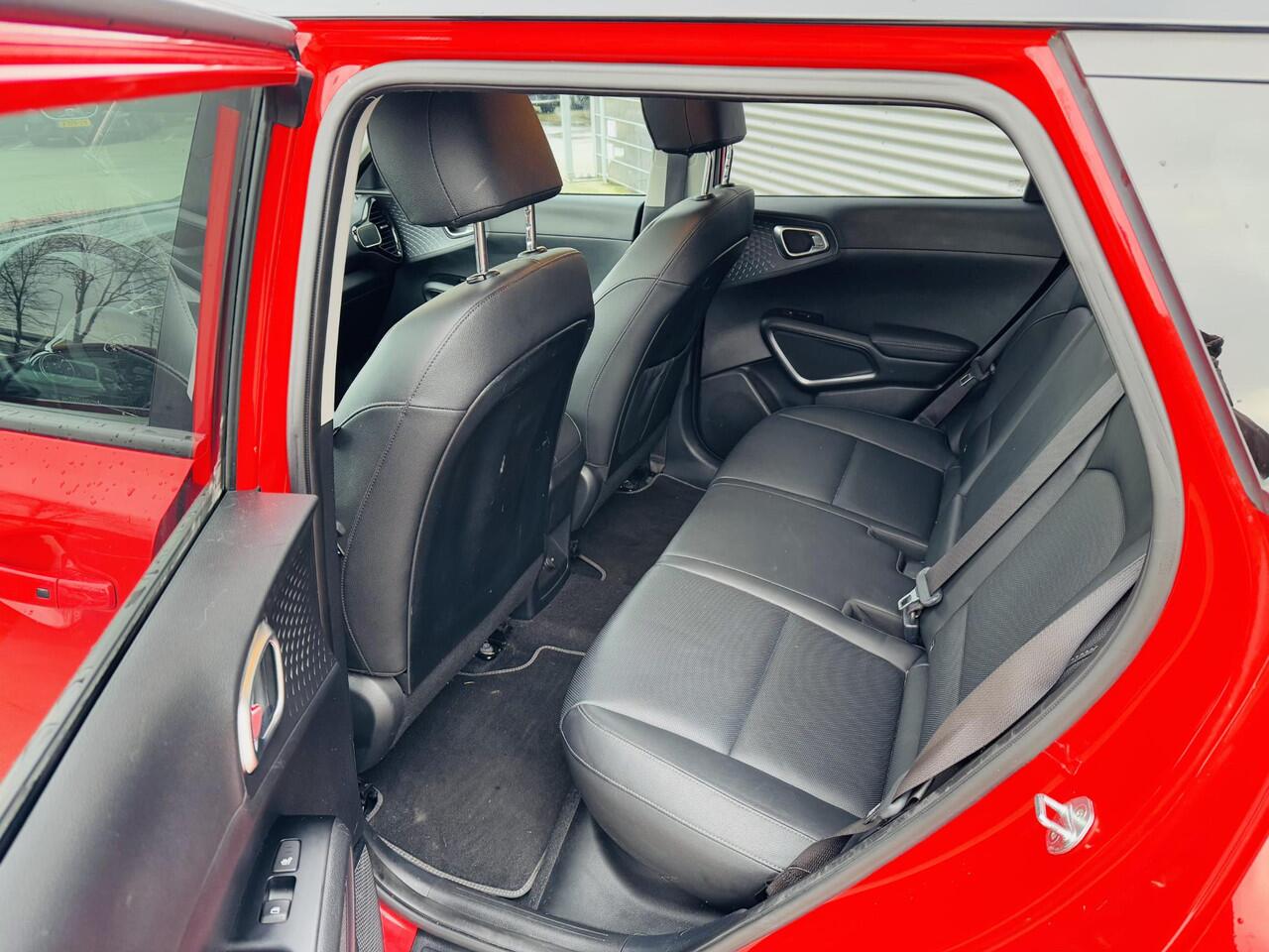KIA SOUL e-Soul ExecutiveLine 64 kWh Sunroof | Full options | Draaghaak tbv Fietsendrager | 1-Fase > max 7.2 kw laden bij laadpaal