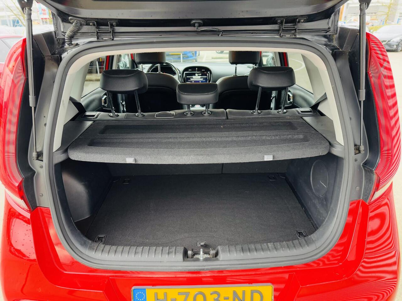 KIA SOUL e-Soul ExecutiveLine 64 kWh Sunroof | Full options | Draaghaak tbv Fietsendrager | 1-Fase > max 7.2 kw laden bij laadpaal