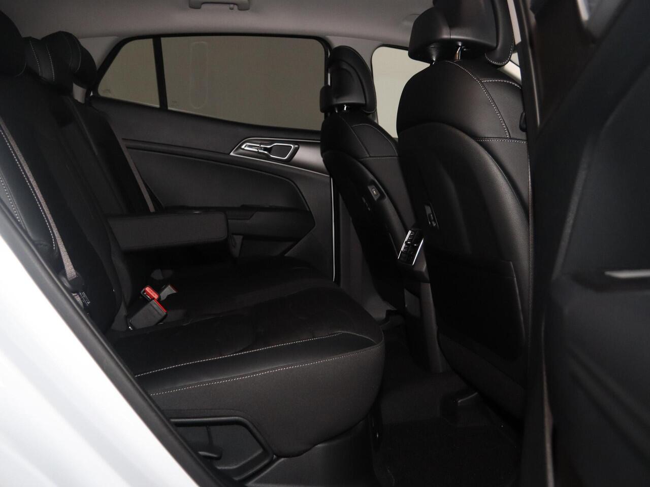 KIA SPORTAGE 1.6 T-GDi Hybrid DynamicLine | Achteruitrijcamera | Privacy glass | Stuurwielverwarming | Elektrisch verstelbare voorstoelen | Stoelverwarming voor en achter |