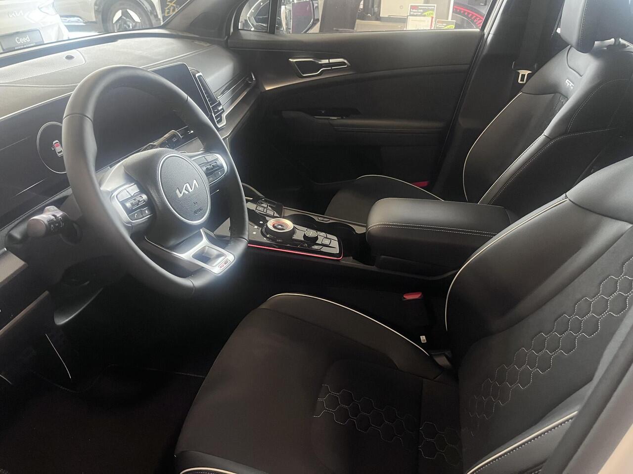 KIA SPORTAGE 1.6 T-GDi Plug-in Hybrid AWD GT-Line KOOIJMAN INRUILVOORDEEL!! BEL NU VOOR EEN SCHERPE OFFERTE!!