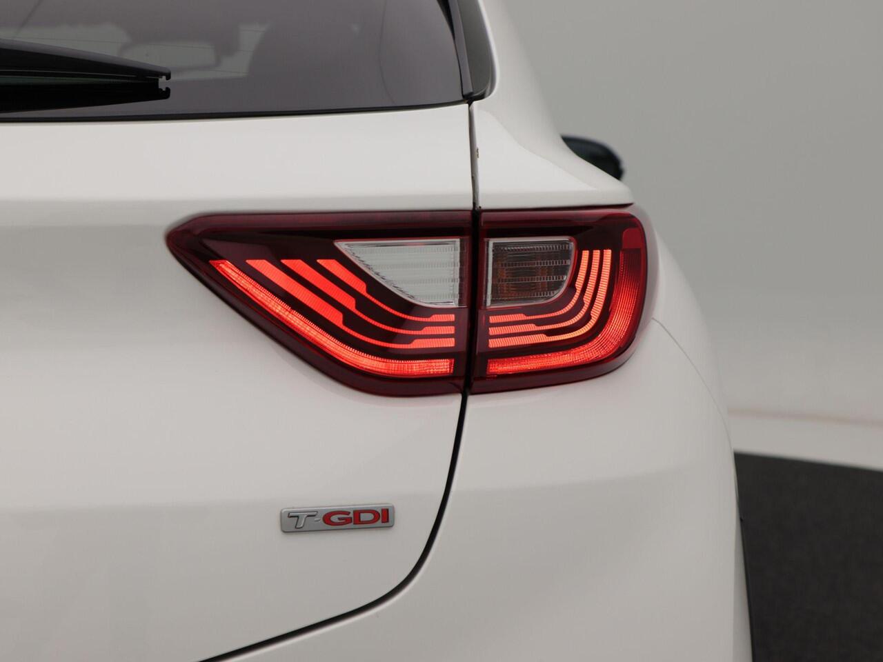 KIA Stonic 1.0 T-GDi DynamicLine 120 Pk | Achteruitrijcamera | LED-verlichting | Climate Control | Privacy Glass | Parkeersensoren | CarPlay | Navigatiesysteem | 17 Inch