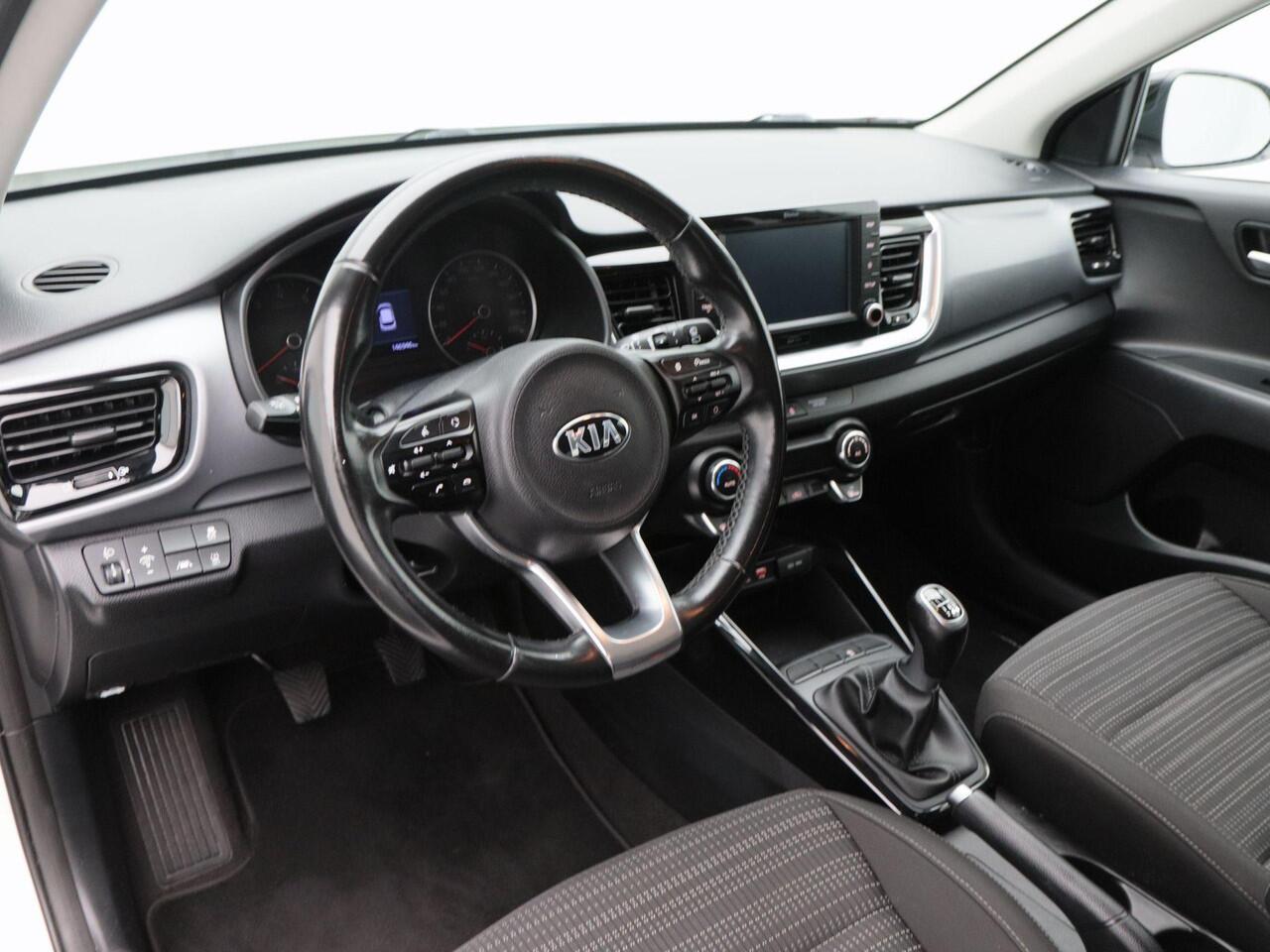 KIA Stonic 1.0 T-GDi DynamicLine 120 Pk | Achteruitrijcamera | LED-verlichting | Climate Control | Privacy Glass | Parkeersensoren | CarPlay | Navigatiesysteem | 17 Inch