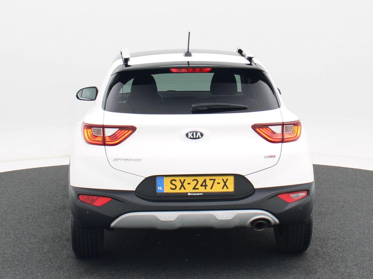 KIA Stonic 1.0 T-GDi DynamicLine 120 Pk | Achteruitrijcamera | LED-verlichting | Climate Control | Privacy Glass | Parkeersensoren | CarPlay | Navigatiesysteem | 17 Inch