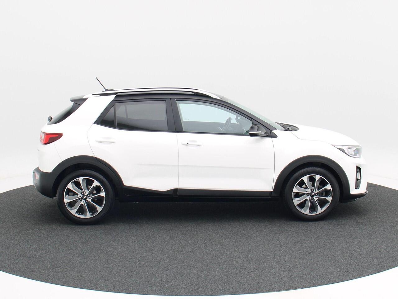 KIA Stonic 1.0 T-GDi DynamicLine 120 Pk | Achteruitrijcamera | LED-verlichting | Climate Control | Privacy Glass | Parkeersensoren | CarPlay | Navigatiesysteem | 17 Inch