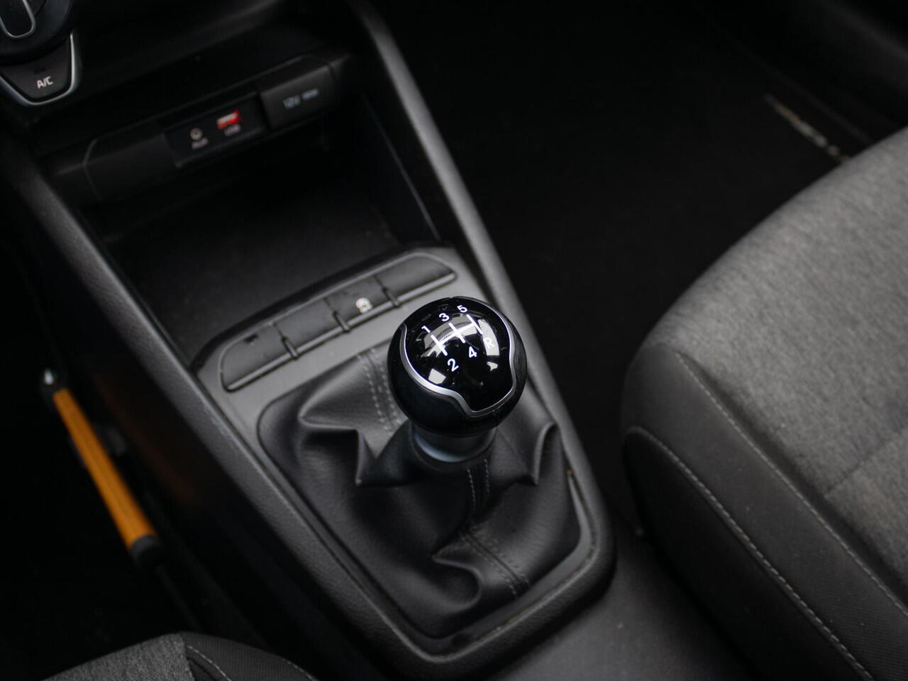 KIA Stonic 1.2 MPi ComfortPlusLine Navigator | Nederlandse dealer onderhouden auto | Navigatie | Achteruitrijcamera | Airco |