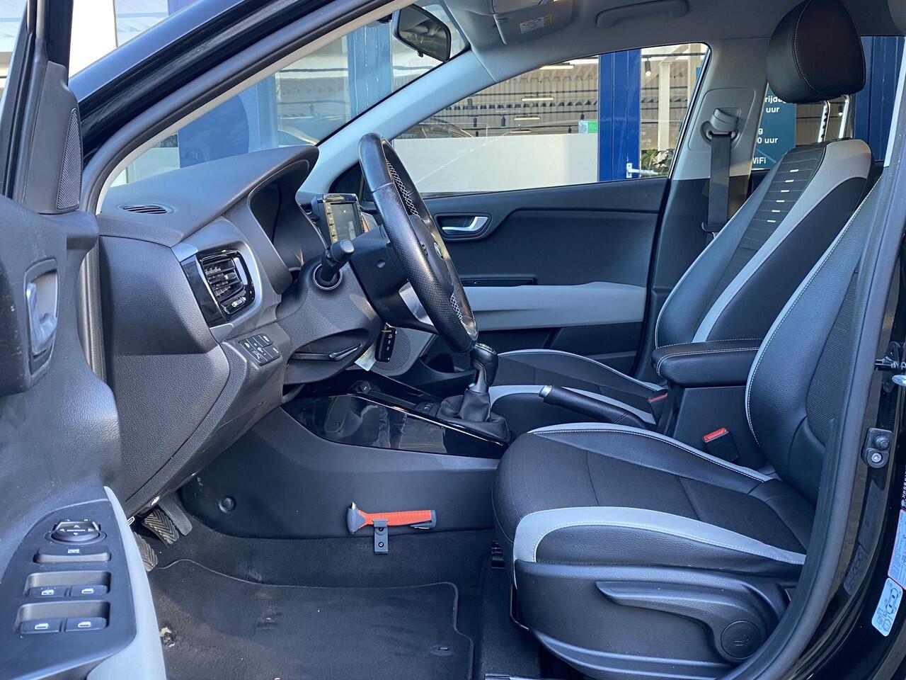 KIA Stonic 1.0 T-GDi Sports Edition / NL-Auto / 1e-Eigenaar / Cruise-Control / Apple-Carplay & Android-Auto / Navi / DAB Radio-Bluetooth / PDC & Camera-Achter / 17'' LMV / All-Season / ENZ.