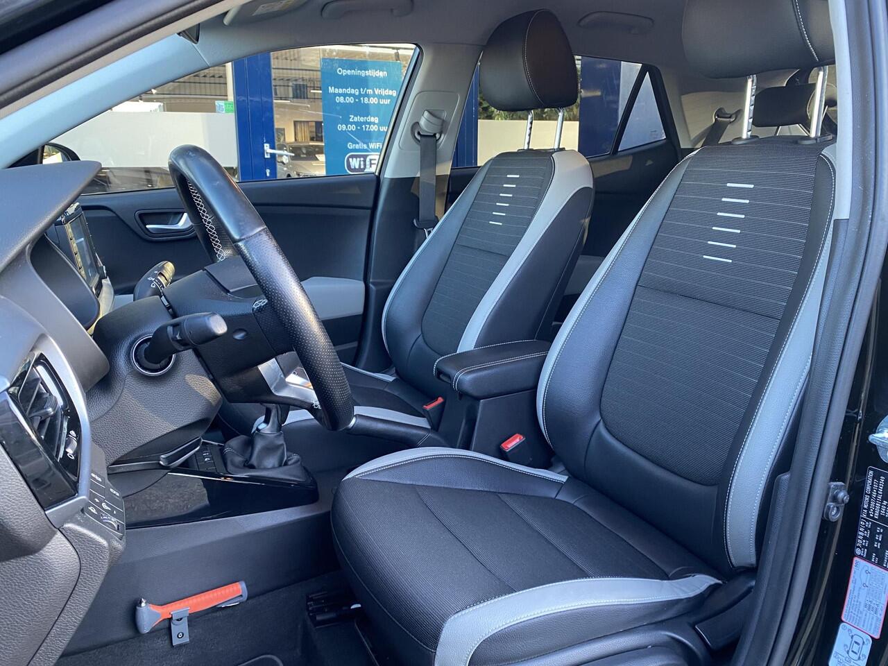 KIA Stonic 1.0 T-GDi Sports Edition / NL-Auto / 1e-Eigenaar / Cruise-Control / Apple-Carplay & Android-Auto / Navi / DAB Radio-Bluetooth / PDC & Camera-Achter / 17'' LMV / All-Season / ENZ.