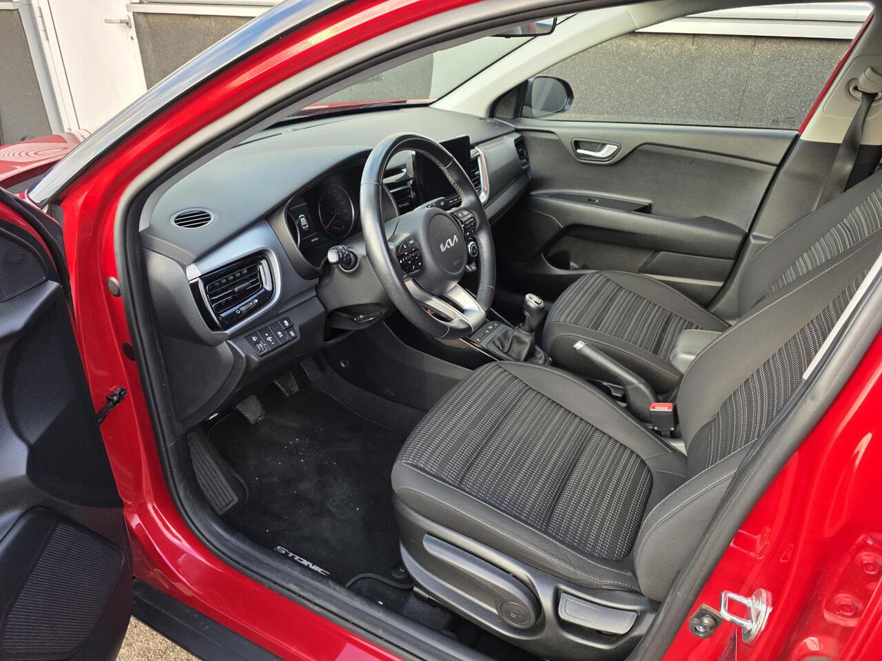 KIA Stonic 1.0 T-GDi MHEV DynamicPlusLine Nieuw geleverd, 1e eign. Stoelverwarming, Dealeronderhouden, Navigatie, Privacy glass, Climate control, Parkeersensoren, Achteruitrijcamera