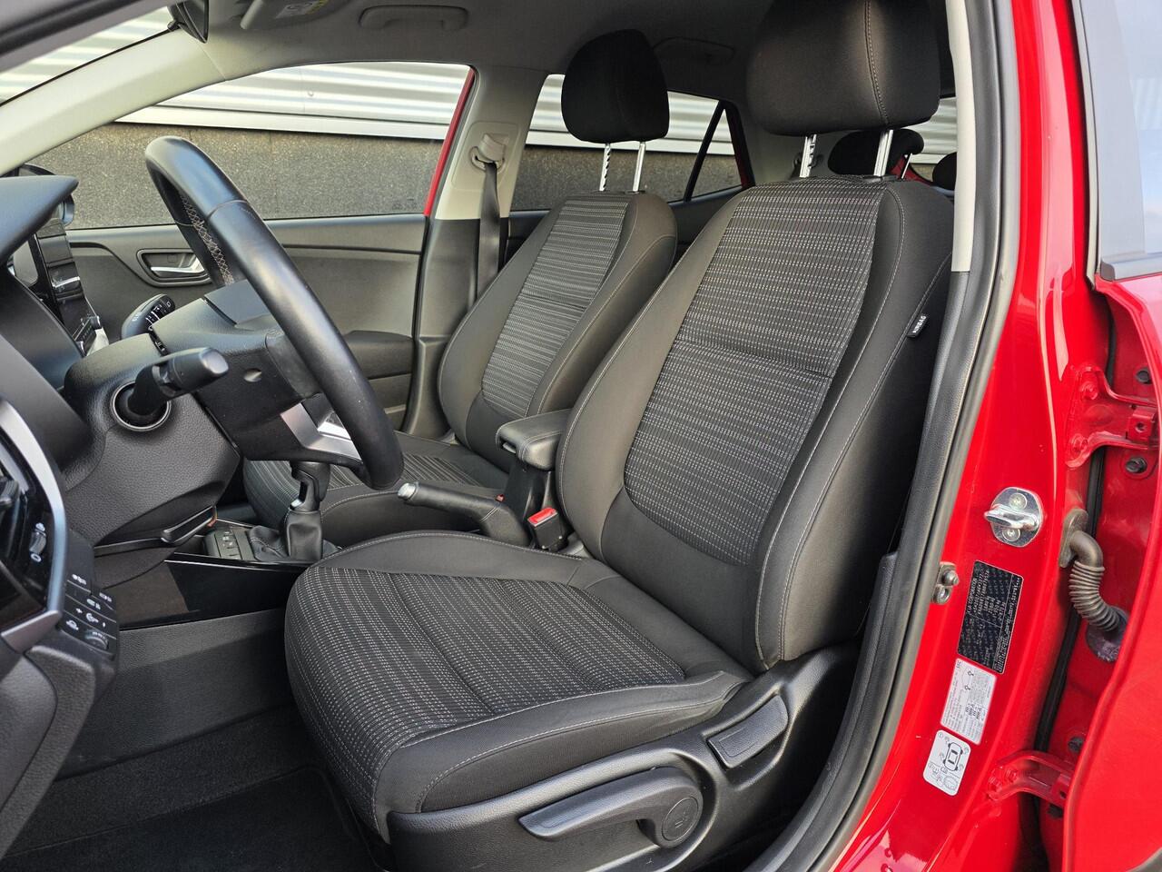 KIA Stonic 1.0 T-GDi MHEV DynamicPlusLine Nieuw geleverd, 1e eign. Stoelverwarming, Dealeronderhouden, Navigatie, Privacy glass, Climate control, Parkeersensoren, Achteruitrijcamera