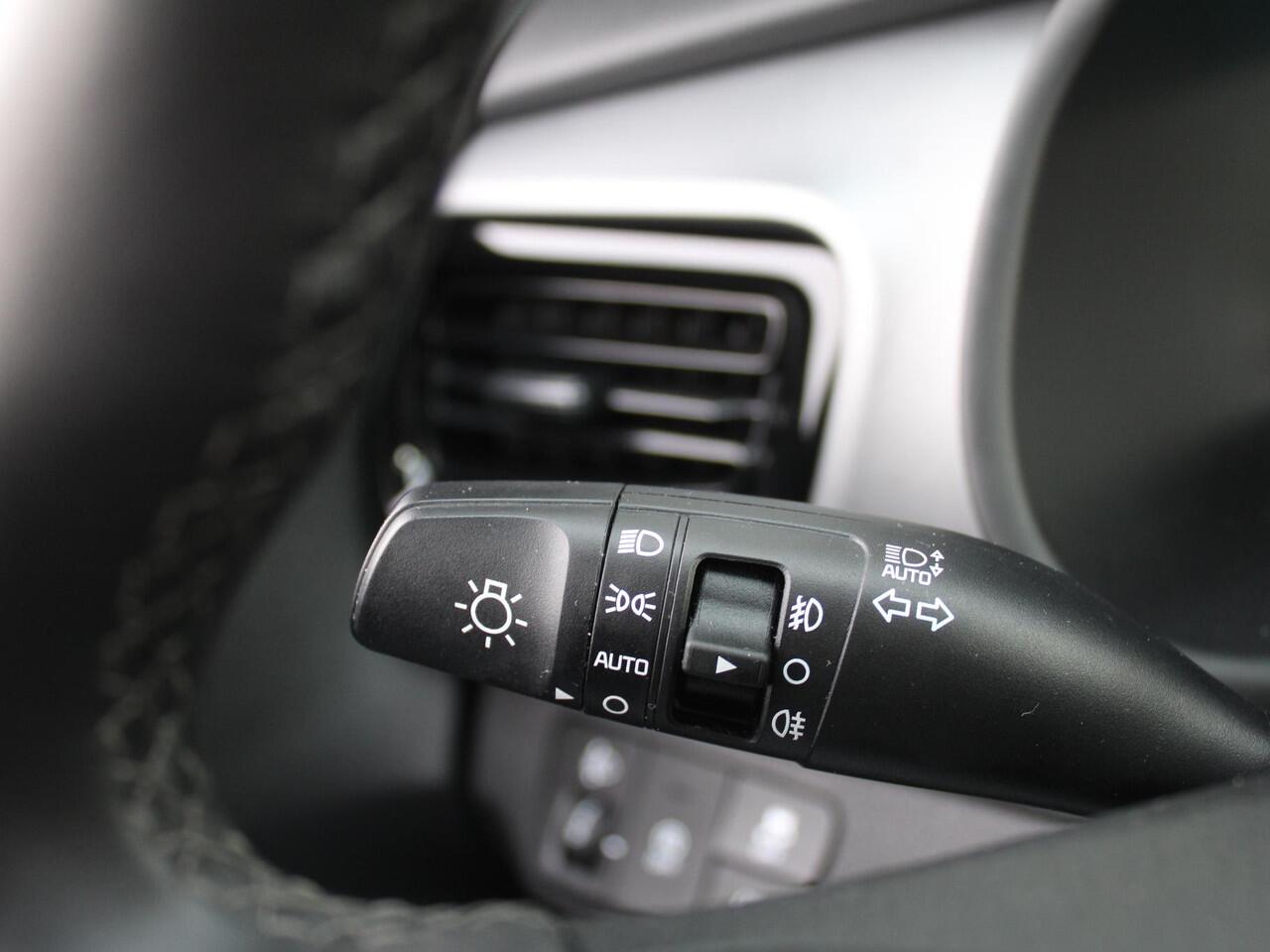 KIA Stonic 1.0 T-GDi MHEV DynamicPlusLine | Stuur-/stoelverwarming | Camera | Clima | Cruise | 16" LM | Navi | LED | Keyless |