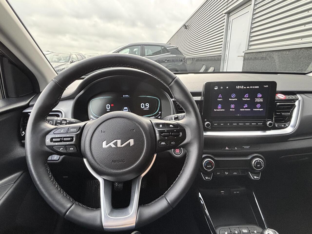 KIA Stonic 1.0 T-GDi MHEV DynamicPlusLine Navigatie, Stoel- & Stuurwiel verwarmd, Smart Key, Privacy glass, BTW-auto, 1e eign.