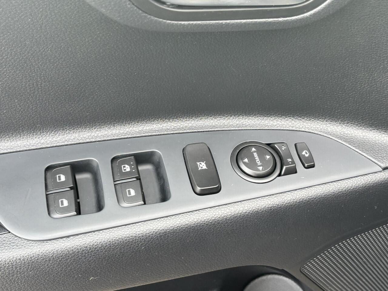 KIA Stonic 1.0 T-GDi MHEV DynamicPlusLine Navigatie, Stoel- & Stuurwiel verwarmd, Smart Key, Privacy glass, BTW-auto, 1e eign.