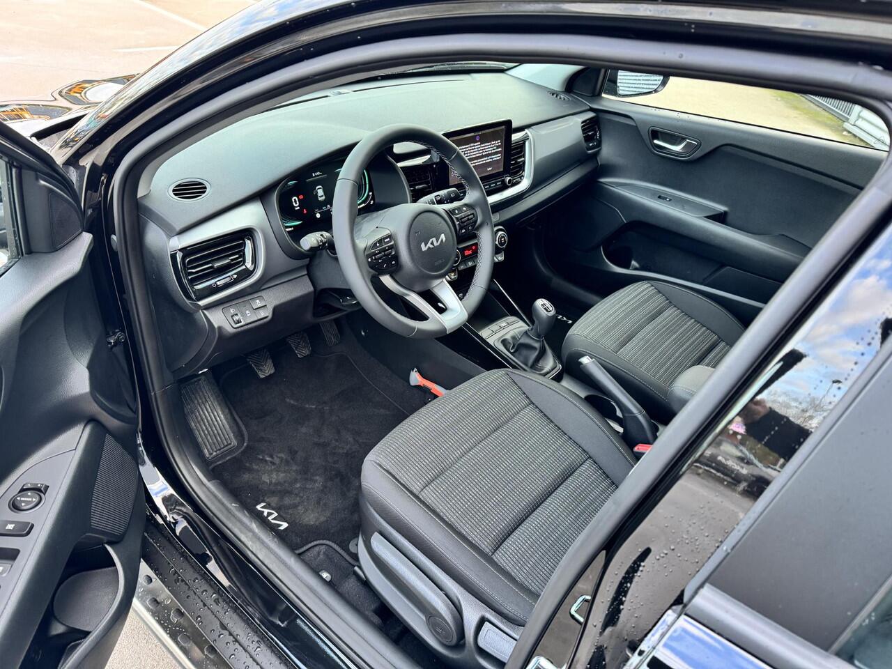KIA Stonic 1.0 T-GDi MHEV DynamicLine TREKHAAK | SIDESTEPS | DEMO-AUTO | KMSTAND KAN IETS VARIEEREN.