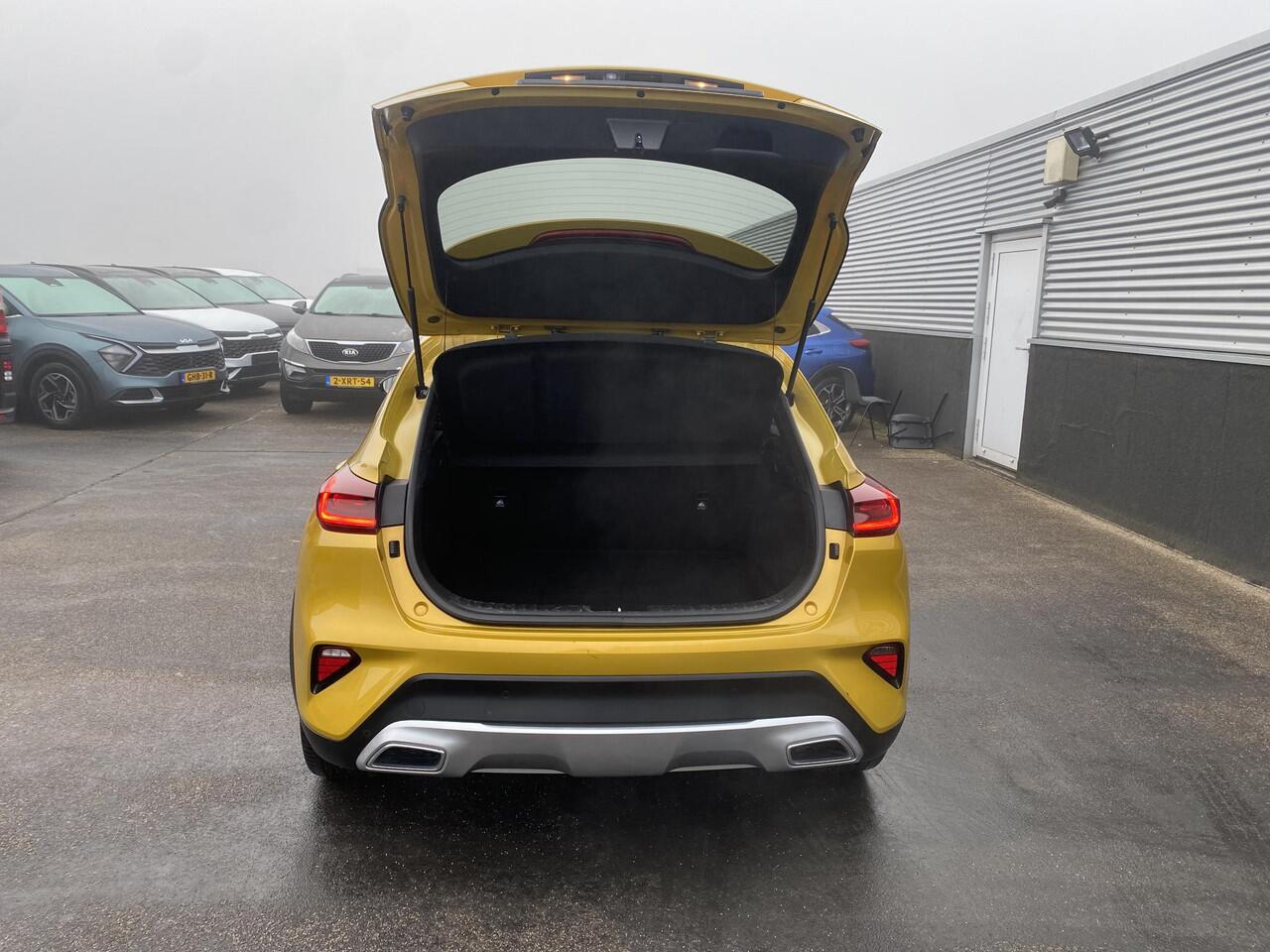 KIA Xceed 1.0 T-GDi DynamicPlusLine Nieuw geleverd en onderhouden incl: Schuif-/kanteldak, stoel- & stuurverwarming, achteruitrij camera, keyless, navigatie, Apple CarPlay/Android Auto, cruise control,