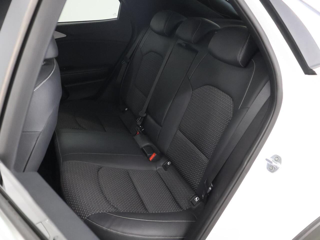 KIA Xceed 1.5 T-GDI MHEV DynamicPlusLine | Navigatiesysteem | Stoel/Stuurwielverwarming | Parkeercamera | Climate control | Apple/Android CarPlay
