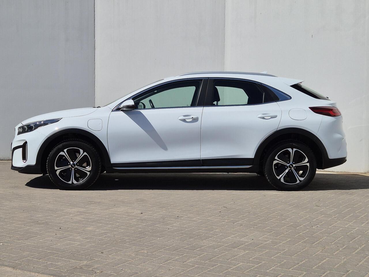 KIA Xceed 1.6 GDi PHEV Plug-in DynamicLine Facelift Automaat / 7 jaar Fabrieksgarantie / Stuur- en stoelverwarming / Achteruitrijcamera / Navigatie via Apple Carplay of Android Auto / Adaptief cruise control / Trekgewicht 1300 kg / Keyless Entry/Start /