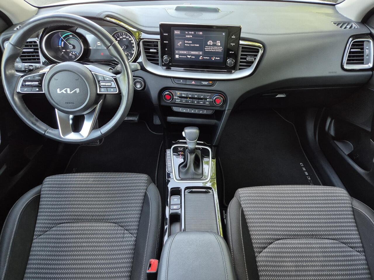 KIA Xceed 1.6 GDi PHEV Plug-in DynamicLine Facelift Automaat / 7 jaar Fabrieksgarantie / Stuur- en stoelverwarming / Achteruitrijcamera / Navigatie via Apple Carplay of Android Auto / Adaptief cruise control / Trekgewicht 1300 kg / Keyless Entry/Start /