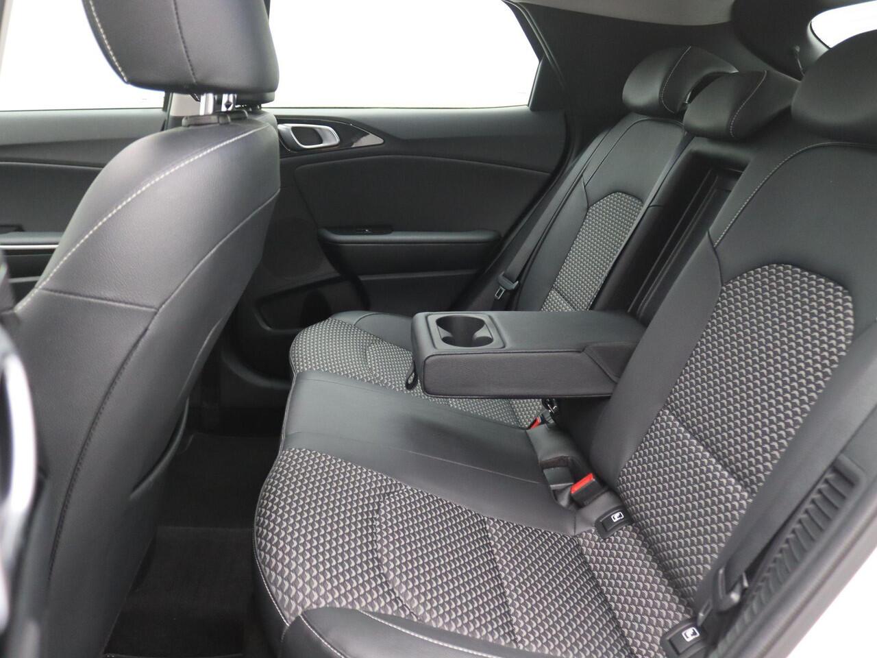 KIA Xceed 1.6 GDi PHEV Dynamicplusline 141PK DCT6 SOH 100%, Pano-Schuifdak, Trekhaak, 18" LM Velgen, Achteruitrijcamera, Side assist, Stuur/stoelverwarming, Elek. achterklep, Adaptieve Cruise