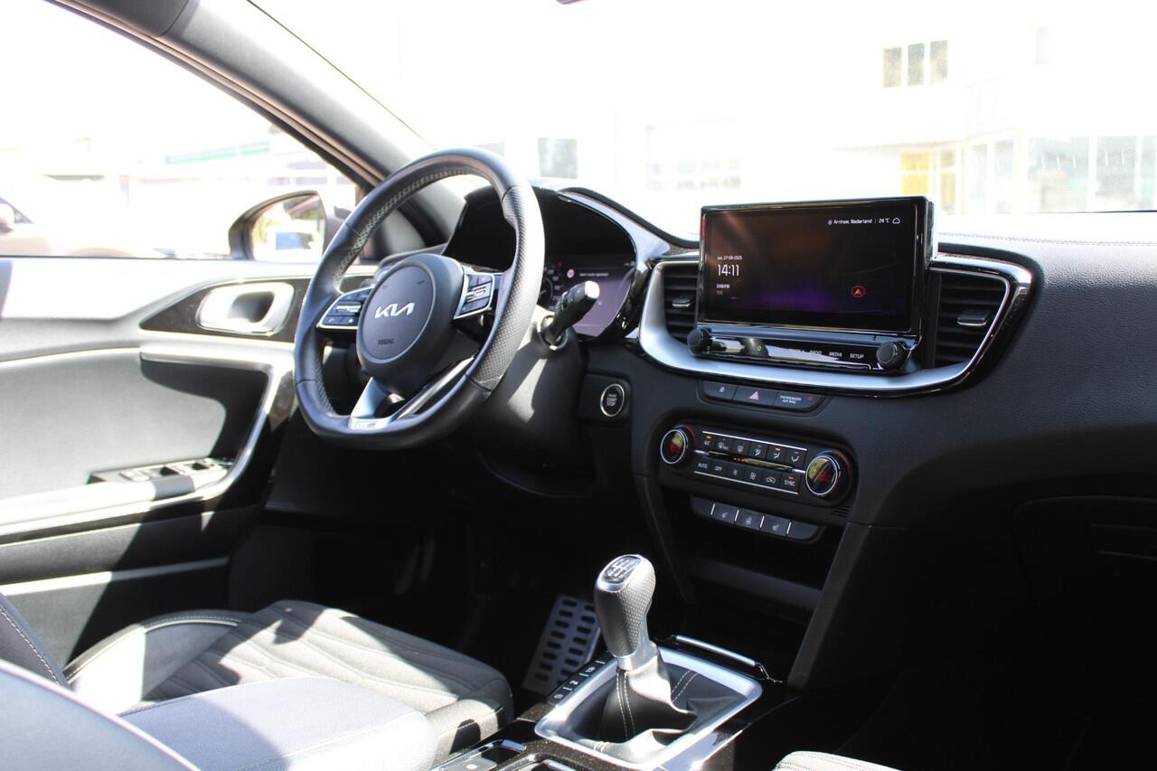 KIA Xceed 1.5 T-GDi GT-Line First Edition , Trekhaak, Navi, Camera, Clima, Adap-Cruise, Stoel/Stuur Verwarming, Panoramadak, Apple Carplay, Android Auto, LMV 18 Inch, PDC, LKA, Bluetooth