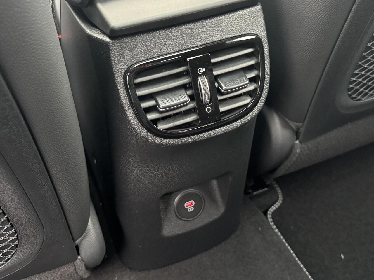 KIA Xceed 1.5 T-GDi GT-Line | Panoramaschuifdak | Stoelverwarming | LED-koplampen | Dodehoekassistentie | Achteruitrijcamera | Privacy glass | Stuurwielverwarming |