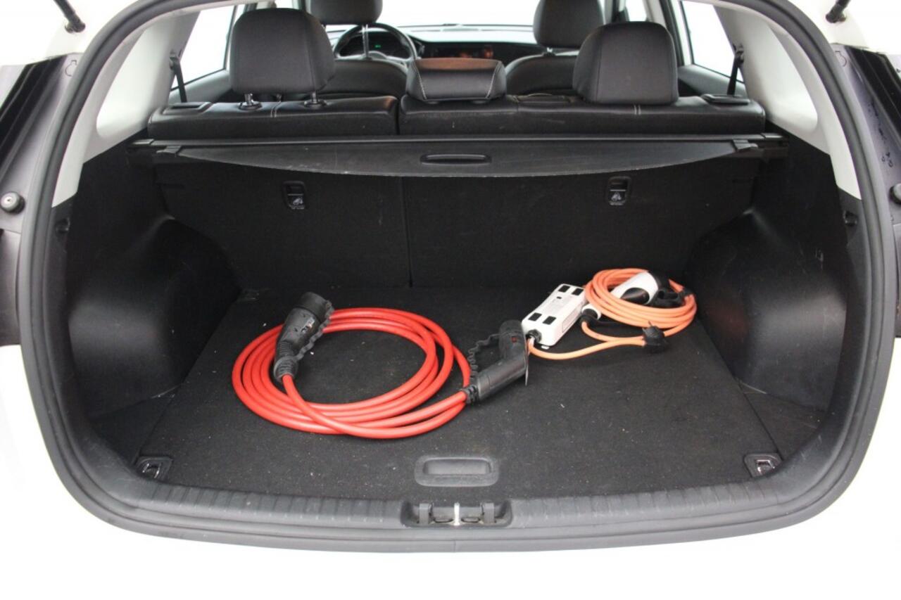 KIA e-Niro DynamicLine 64 kWh - Carplay, Camera, Stuur/Stoelverw. SOH 90%