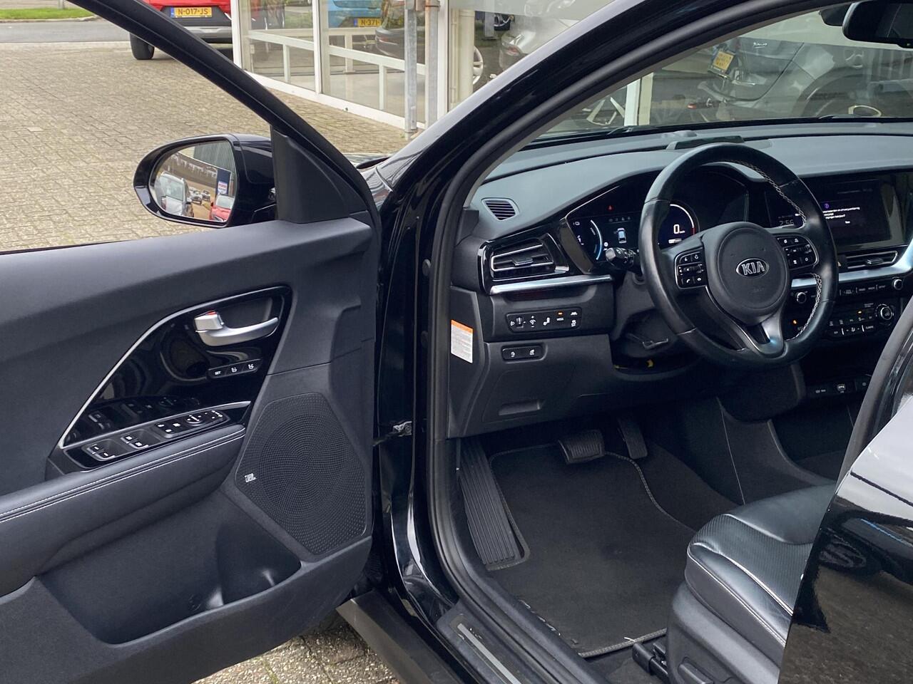 KIA e-Niro ExecutiveLine 64 kWh / NL-Auto / 204 PK / Adaptive Cruise-Control Stop&Go / Vol-Leder / Warmtepomp / Stoelverwarming en Verkoeling / Stoelen Met Geheugen / Stuurverwarming / Stoelverwarming-Achter / Draadloze-Telefoonlader / Dodehoek-Detectie / Climate-Co