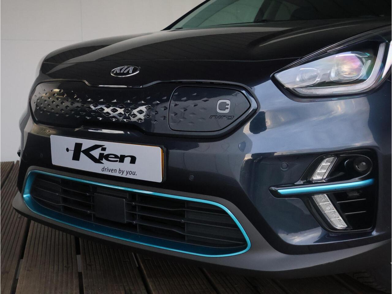 KIA e-Niro ExecutiveLine 64 kWh | Trekhaak | Full Option | Fabrieksgarantie 22-02-2027 |