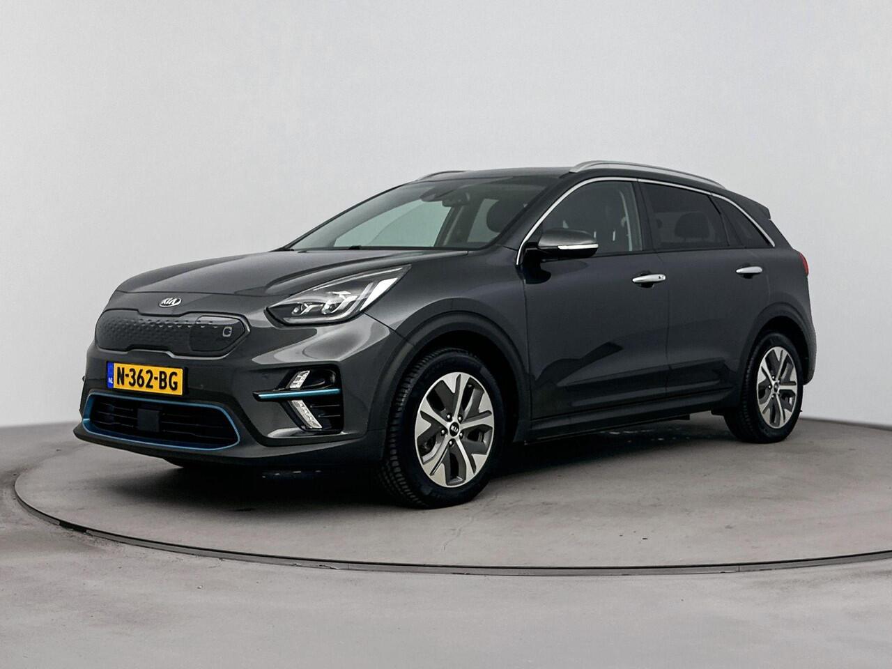 KIA e-Niro DynamicPlusLine 64 kWh | Parkeer sensoren voor + achter | Warmtepomp |Achteruit rij camera | Apple carplay & Android auto | Schuifkantel dak | Drive lane assist | Adaptive cruise control | Stoelverwarming + stuur | Half leder bekleding