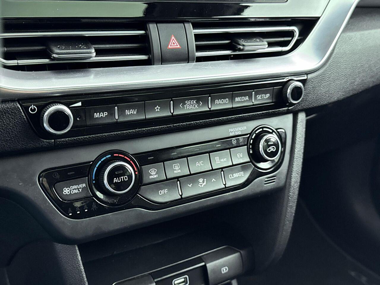 KIA e-Niro DynamicPlusLine 64 kWh | Parkeer sensoren voor + achter | Warmtepomp |Achteruit rij camera | Apple carplay & Android auto | Schuifkantel dak | Drive lane assist | Adaptive cruise control | Stoelverwarming + stuur | Half leder bekleding