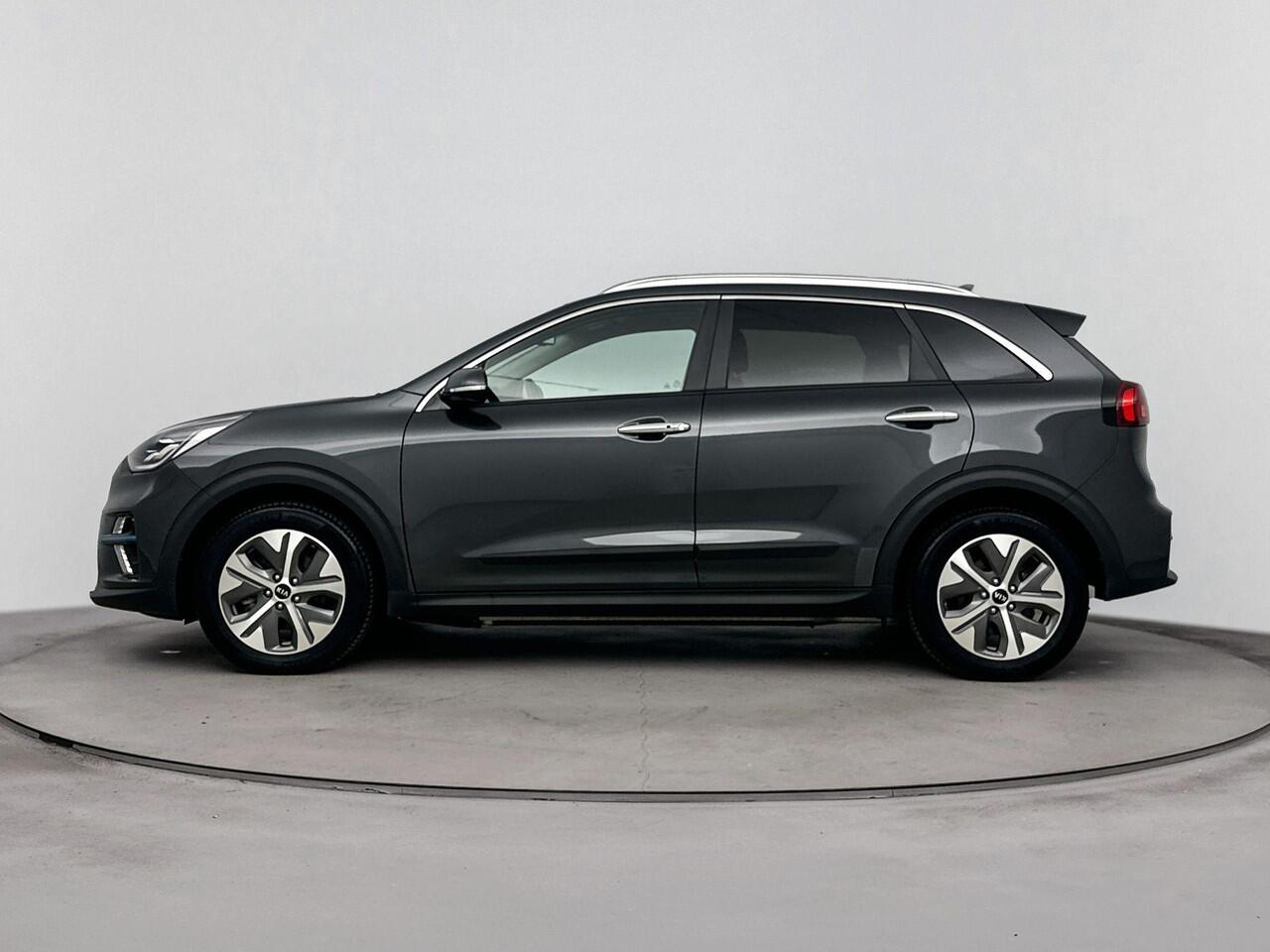 KIA e-Niro DynamicPlusLine 64 kWh | Parkeer sensoren voor + achter | Warmtepomp |Achteruit rij camera | Apple carplay & Android auto | Schuifkantel dak | Drive lane assist | Adaptive cruise control | Stoelverwarming + stuur | Half leder bekleding