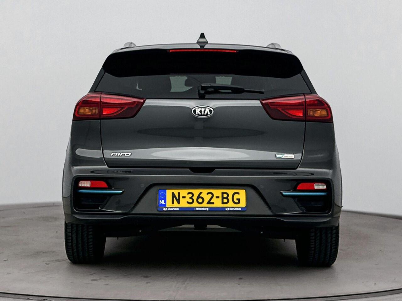 KIA e-Niro DynamicPlusLine 64 kWh | Parkeer sensoren voor + achter | Warmtepomp |Achteruit rij camera | Apple carplay & Android auto | Schuifkantel dak | Drive lane assist | Adaptive cruise control | Stoelverwarming + stuur | Half leder bekleding