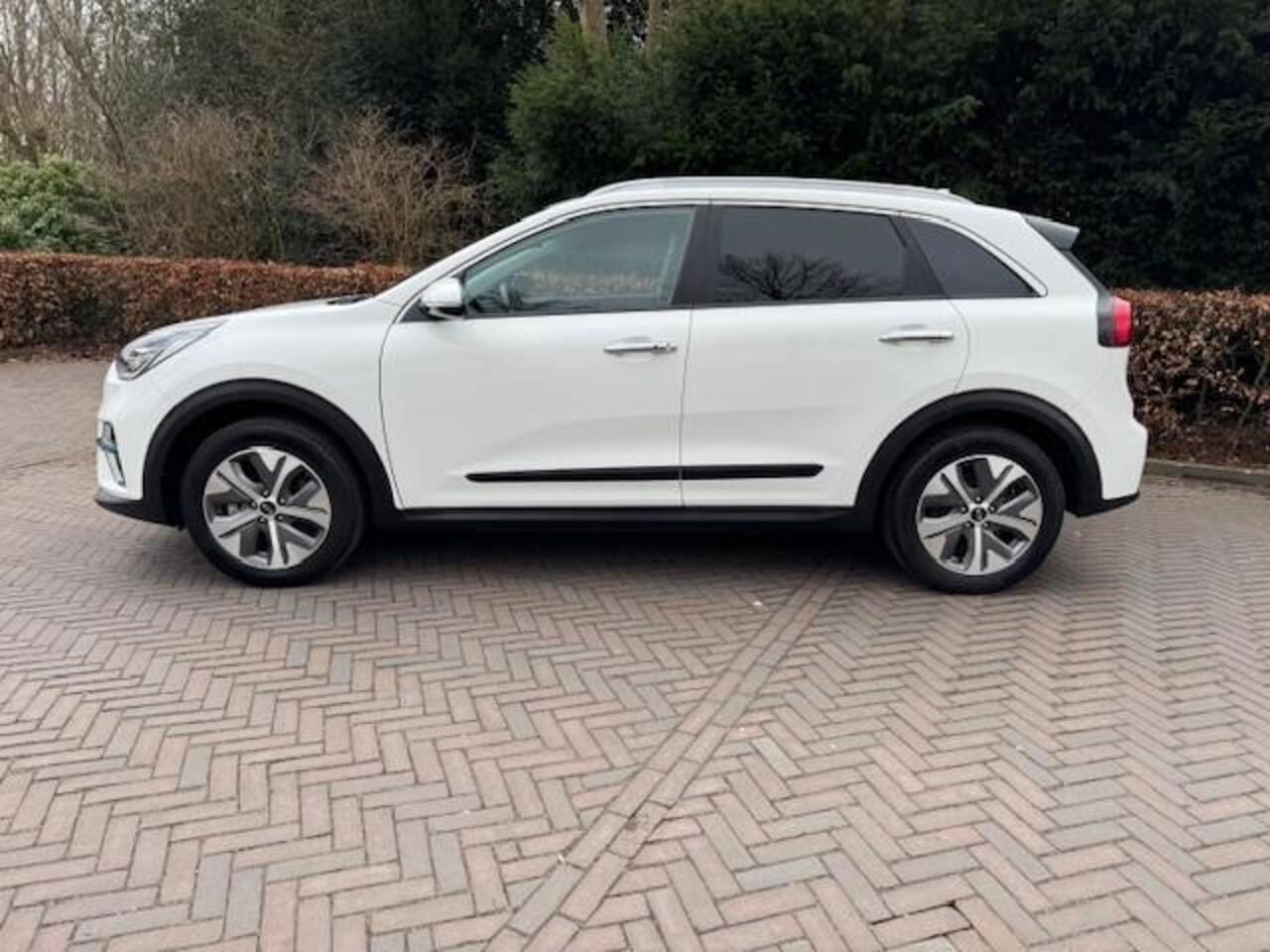 KIA e-Niro DYNAMICPLUSLINE 64KWH SOH 100%/3 FASE LADEN/ODAK/ACARPLAY/NAV/FABRIEKSGARANTIE