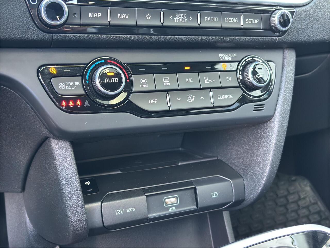 KIA e-Niro ExecutiveLine 64 kWh Kia e-Niro ExecutiveLine 64kWh | Leder | Navigatie | Apple Carplay & Android Auto | Schuif-/kanteldak |