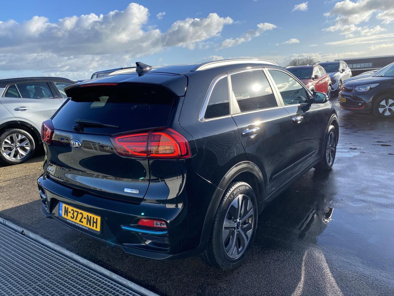 KIA e-Niro ExecutiveLine 64 kWh Elektr. schuifdak, seat memory, stoel- & stuurverwarming, 1e eign. Nieuw geleverd en dealeronderhouden, navigatie Apple CarPlay/Android Auto, parkeersensoren, dodehoek detectie, JBL, volop luxe!