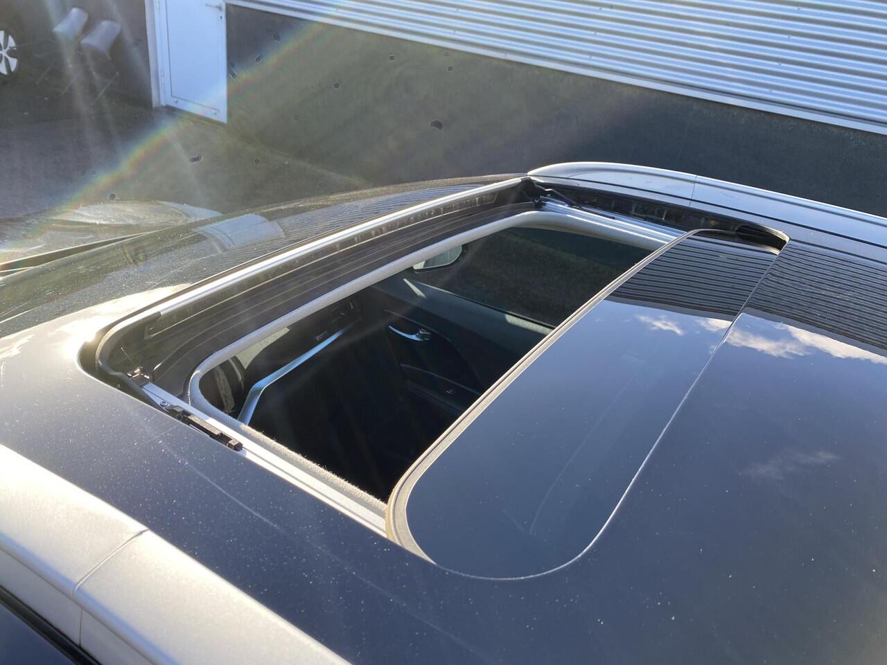 KIA e-Niro ExecutiveLine 64 kWh Elektr. schuifdak, seat memory, stoel- & stuurverwarming, 1e eign. Nieuw geleverd en dealeronderhouden, navigatie Apple CarPlay/Android Auto, parkeersensoren, dodehoek detectie, JBL, volop luxe!