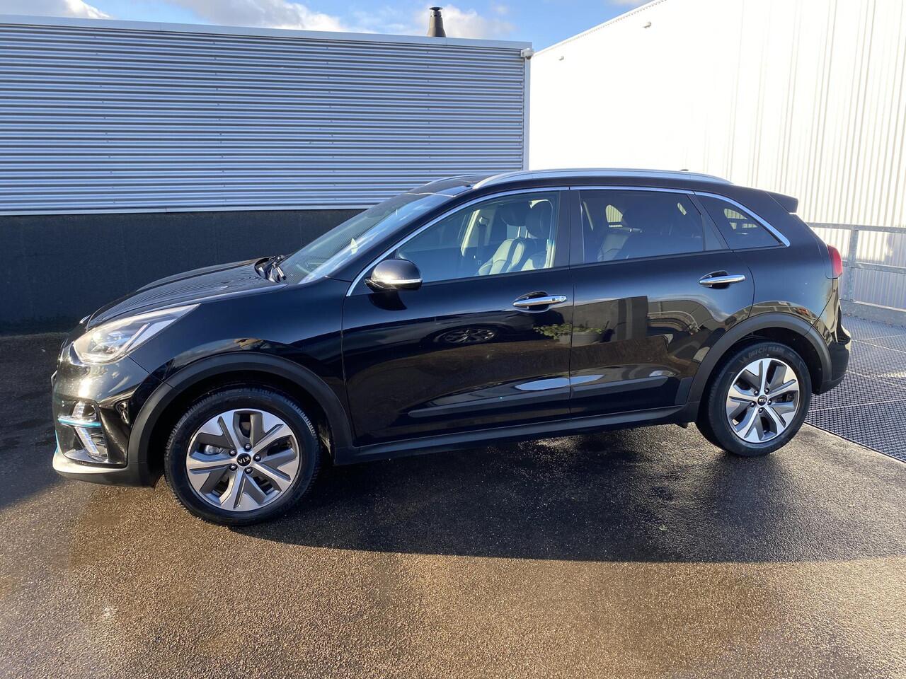 KIA e-Niro ExecutiveLine 64 kWh Elektr. schuifdak, seat memory, stoel- & stuurverwarming, 1e eign. Nieuw geleverd en dealeronderhouden, navigatie Apple CarPlay/Android Auto, parkeersensoren, dodehoek detectie, JBL, volop luxe!