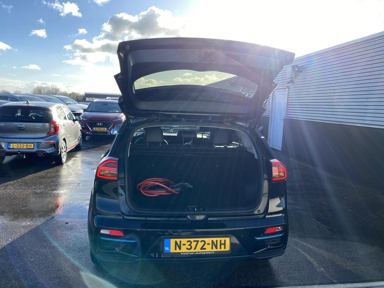 KIA e-Niro ExecutiveLine 64 kWh Elektr. schuifdak, seat memory, stoel- & stuurverwarming, 1e eign. Nieuw geleverd en dealeronderhouden, navigatie Apple CarPlay/Android Auto, parkeersensoren, dodehoek detectie, JBL, volop luxe!