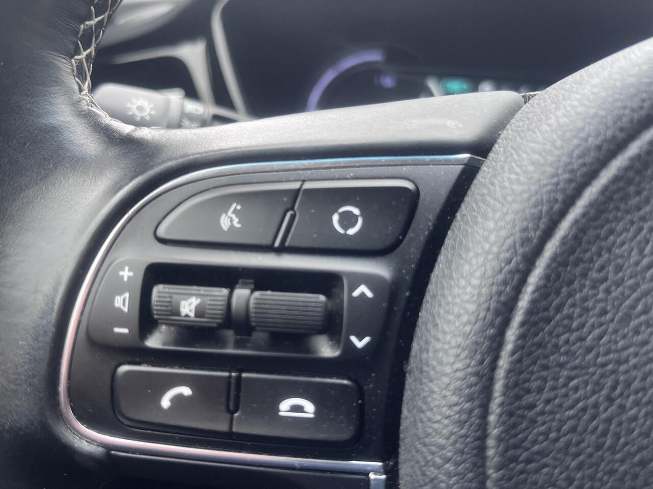 KIA e-Niro ExecutiveLine 64 kWh Schuifkanteldak|Camera| stoel en stuurverwarming|Trekhaak|JBL|Cruise control